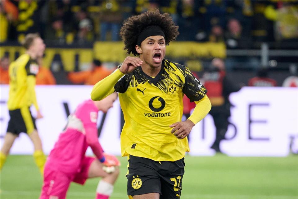 Karim Adeyemi jubelt nach seinem Tor für Dortmund gegen Stuttgart. Bernd Thissen/dpa