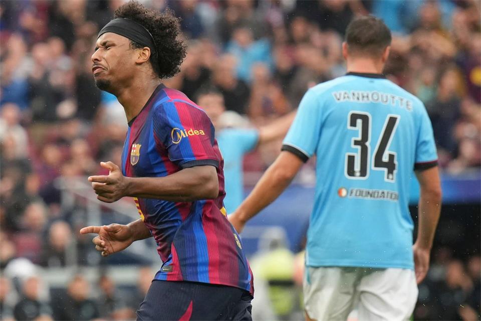 Karim Adeyemi (l) gelang ein herrlicher Treffer für den FC Barcelona.Emilio Morenatti/AP/dpa