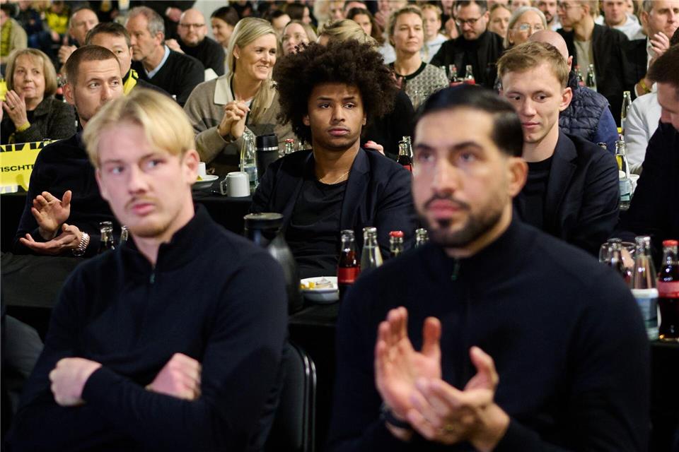 Karim Adeyemi (m.) bei der Mitgliederversammlung des BVB.Bernd Thissen/dpa