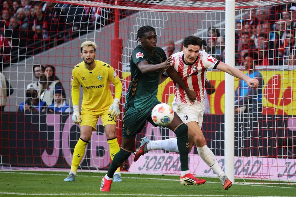 Karim Coulibaly (M) wird Werder Bremen im Kellerduell auf St. Pauli. (Archivbild)Philipp von Ditfurth/dpa