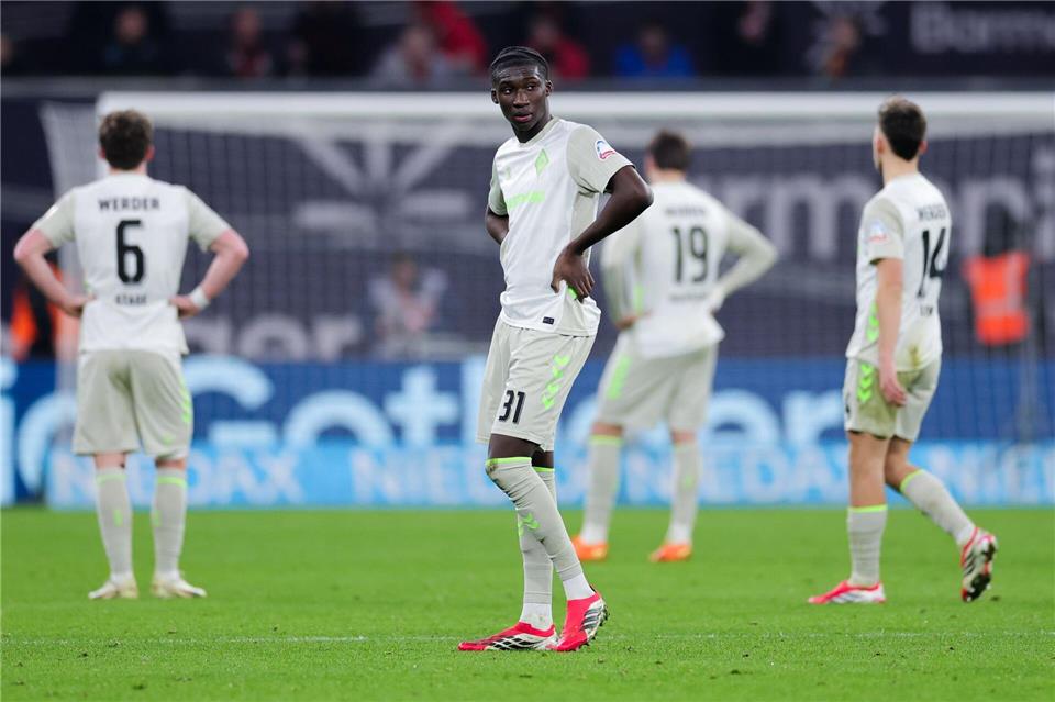 Karim Coulibaly und seine Teamkollegen von Werder Bremen nach dem Schlusspfiff in Leverkusen.Rolf Vennenbernd/dpa