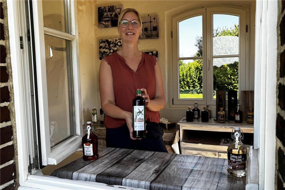 Karin Knüver fürchtet, dass die Erhöhung der Alkoholsteuer die Existenzen kleiner Brennereien bedrohen wird.