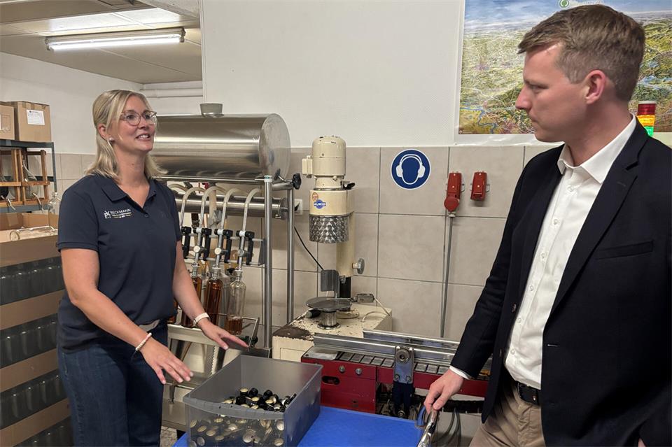 Karin Knüver von der Brennerei Beckmann erläutert Henning Höne die Abfüllung und Etikettierung der Flaschen.
