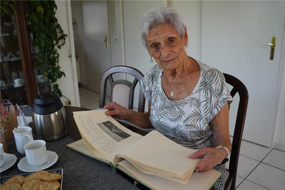 Karin Leh beim Stöbern in einem Buch, in dem sie einige Erinnerungen unter anderem aus ihrer Kindheit festgehalten hat.