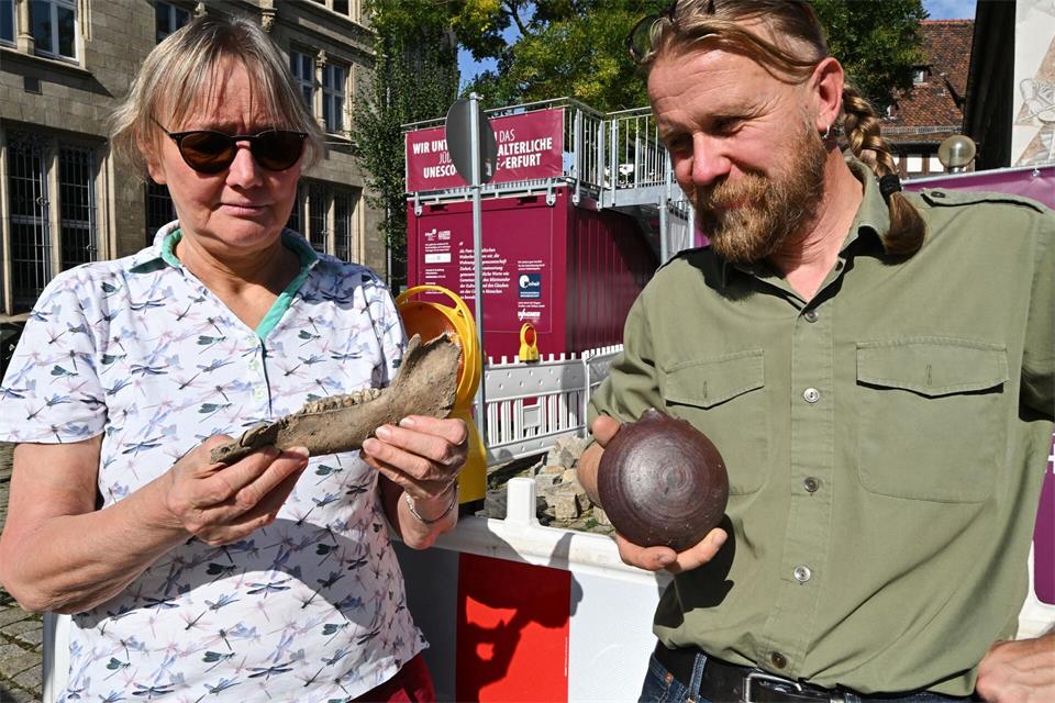 Karin Sczech, Unesco-Beauftragte der Stadt Erfurt, und Christian Tannhäuser, Gebietsreferent für Mittelthüringen beim Thüringischen Landesamt für Denkmalpflege und Archäologie präsentieren Funde. Martin Schutt/dpa