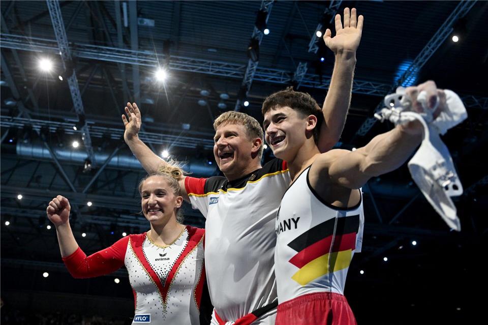 Karina Schönmaier und Trainer Anatol Ashurkov (M) jubeln mit Timo Eder über EM-Gold.Marijan Murat/dpa