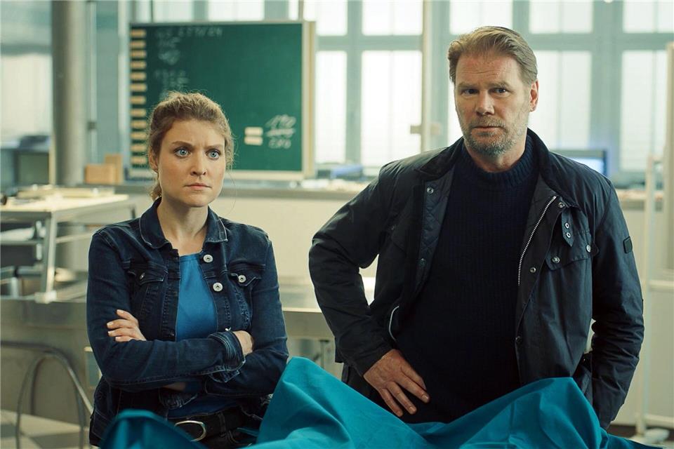 Karina Szabo (Lara Mandoki, l) und Robert Winkler (Kai Scheve) müssen die Identität der Leiche klären.Conrad Lobst/ZDF/dpa