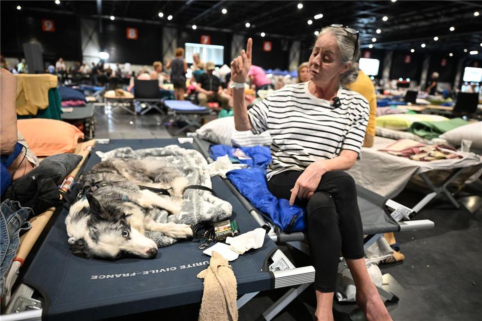 Karine Soulard ist sich sicher, dass auch ihre Hündin Simba von der Evakuierung erschöpft ist.Katharina Kausche/dpa