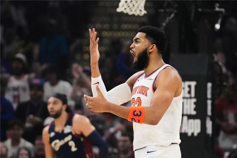 Karl-Anthony Towns führte die Knicks im vierten Spiel gegen Cleveland an.Sue Ogrocki/AP/dpa