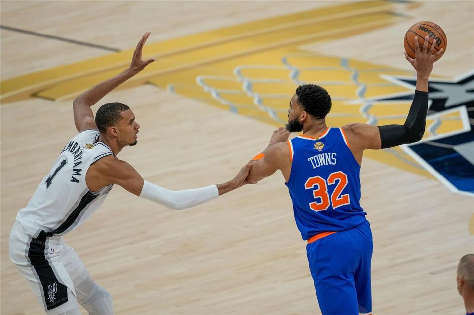 Karl-Anthony Towns (rechts) gelang erneut ein ganz starkes Spiel gegen Wembanyama.David J. Phillip/AP/dpa