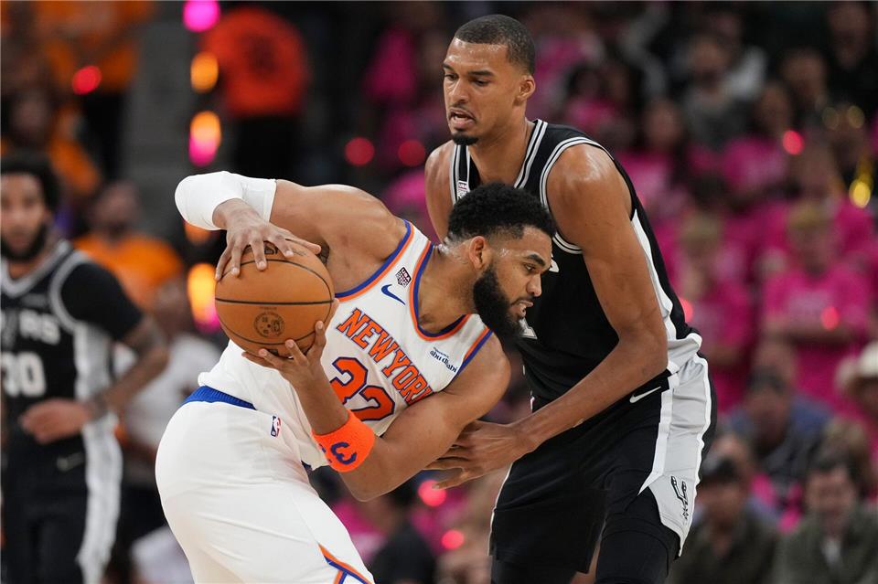 Karl-Antony Towns (links) arbeitete hart und erfolgreich gegen Victor Wembanyama.Eric Gay/AP/dpa