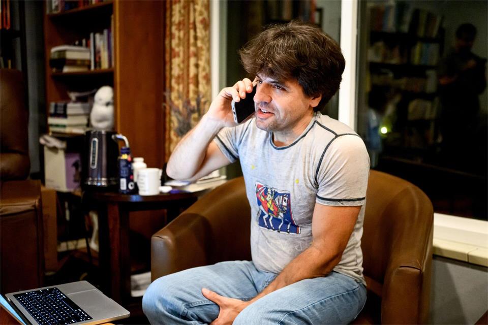 Karl Deisseroth, einer der drei Preisträger des Nobelpreises für Medizin 2026, telefoniert  zu Hause in Stanford, Kalifornien, mit seinem Handy.Noah Berger/AP/dpa
