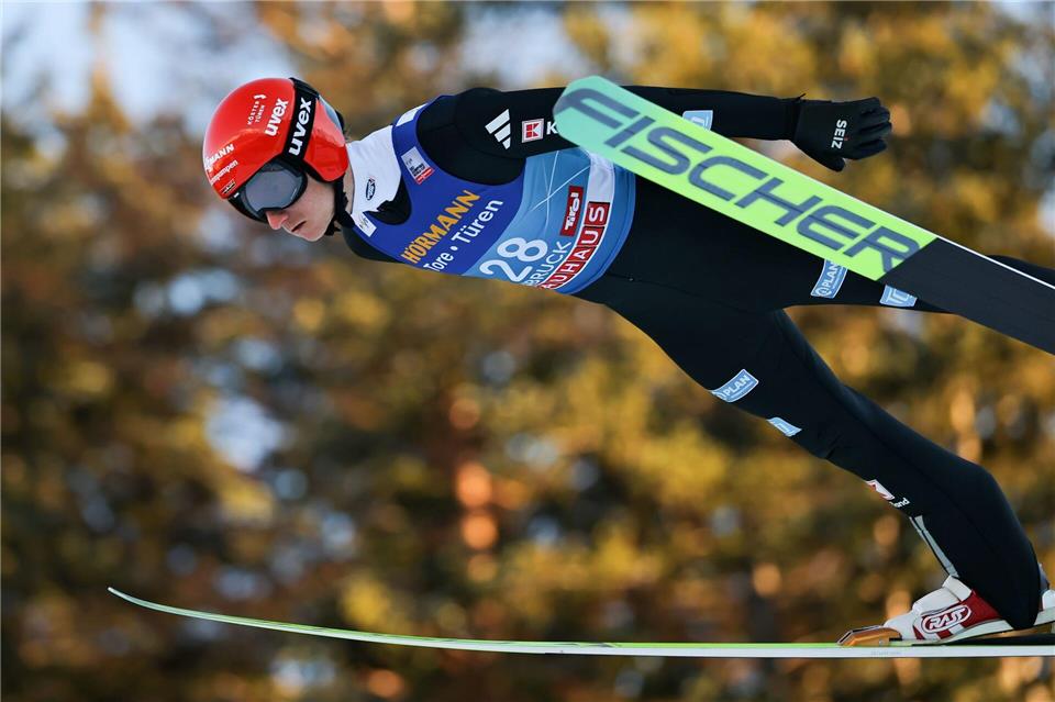 Karl Geiger kommt in Innsbruck besser zurecht als Wellinger.Daniel Karmann/dpa