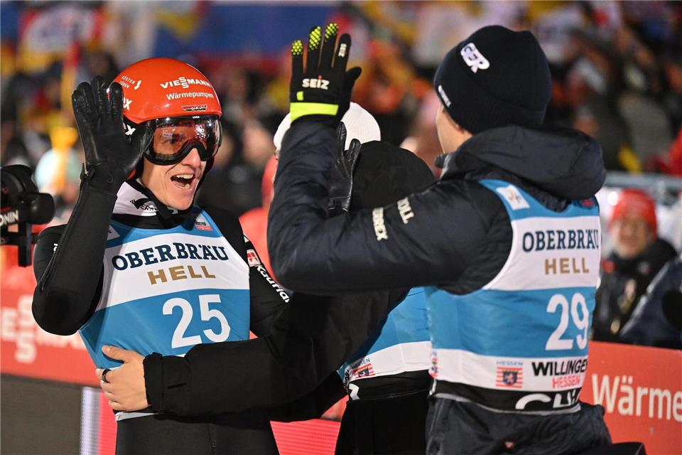 Karl Geiger (l) und Andreas Wellinger (r) hatten in Willingen Grund zur Freude.Swen Pförtner/dpa