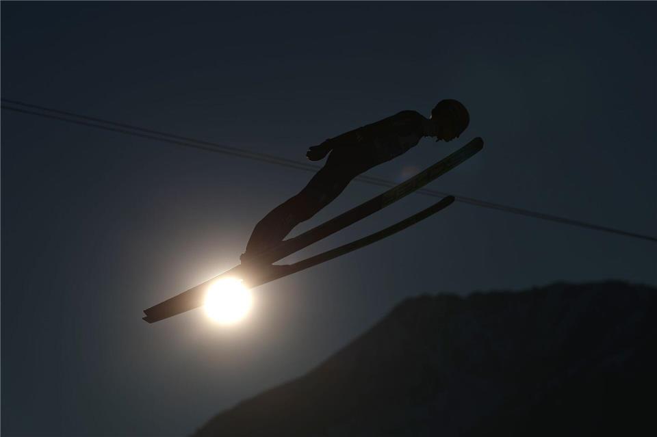 Karl Geiger legt einen schwachen Quali-Sprung hin.Daniel Karmann/dpa