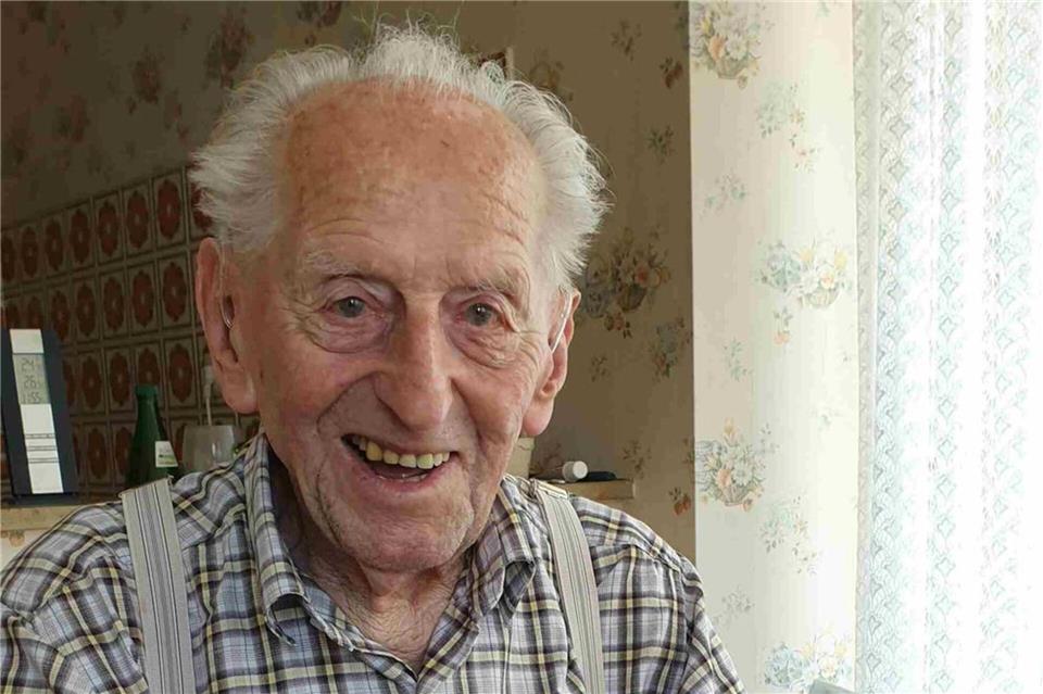 Karl Haidle sitzt an seinem 104. Geburtstag an einem Tisch und liest Zeitung.Sebastian Striebich/ZVW/dpa