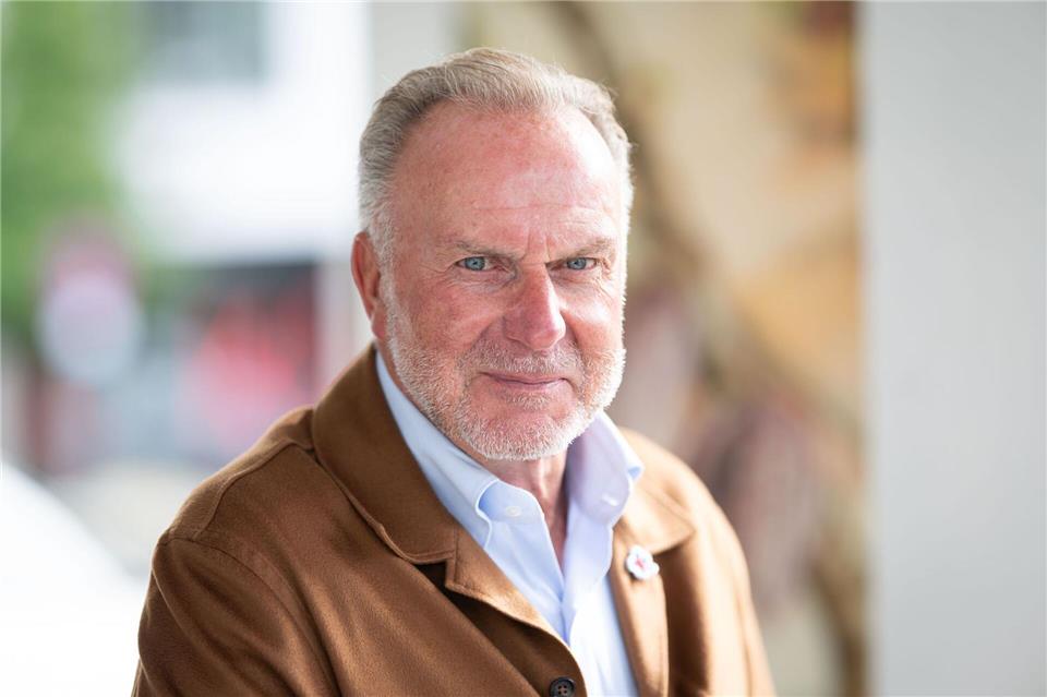 Karl-Heinz Rummenigge findet lobende Worte für FIFA-Präsident Gianni Infantino. (Archivbild)Lukas Barth/dpa