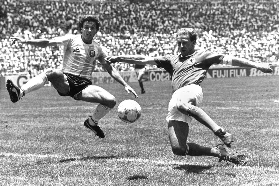 Karl-Heinz Rummenigge (r) im WM-Finale 1986 in Aktion. (Archivbild)picture alliance / dpa