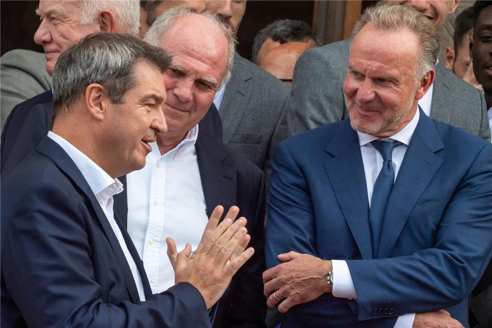 Bayerischer Sportpreis: Rummenigge kämpft mit Tränen Karl-Heinz Rummenigge (r) wird von Ministerpräsident Markus Söder (l) geehrt.Peter Kneffel/dpa