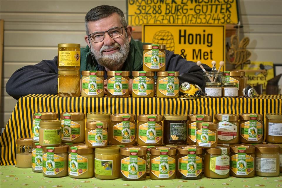 Karl-Heinz Sperfeldt imkert seit über 50 Jahren und wurde schon mehrfach ausgezeichnet. Heiko Rebsch/dpa