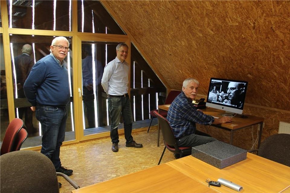 Karl-Heinz Tünte, Dr. Ralf Springer (LWL) und Heimatvereins-Vorsitzender Hans Brune (v. l.) an einem der beiden PC-Arbeitsplätze.