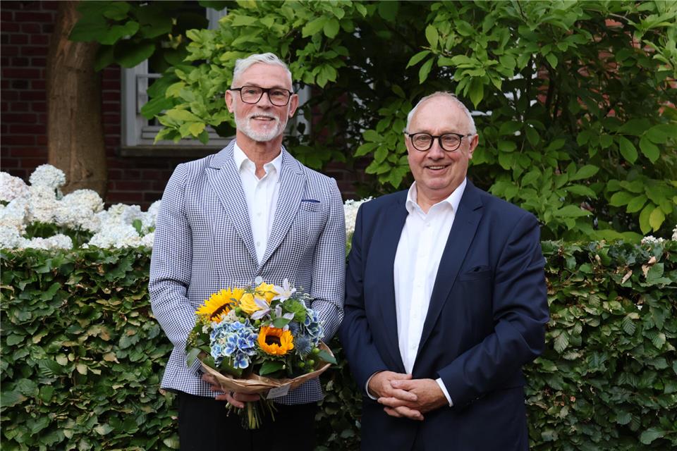 Karl-Heinz van Hall (v.l.) wird von Schulleiter Michael Brands verabschiedet.