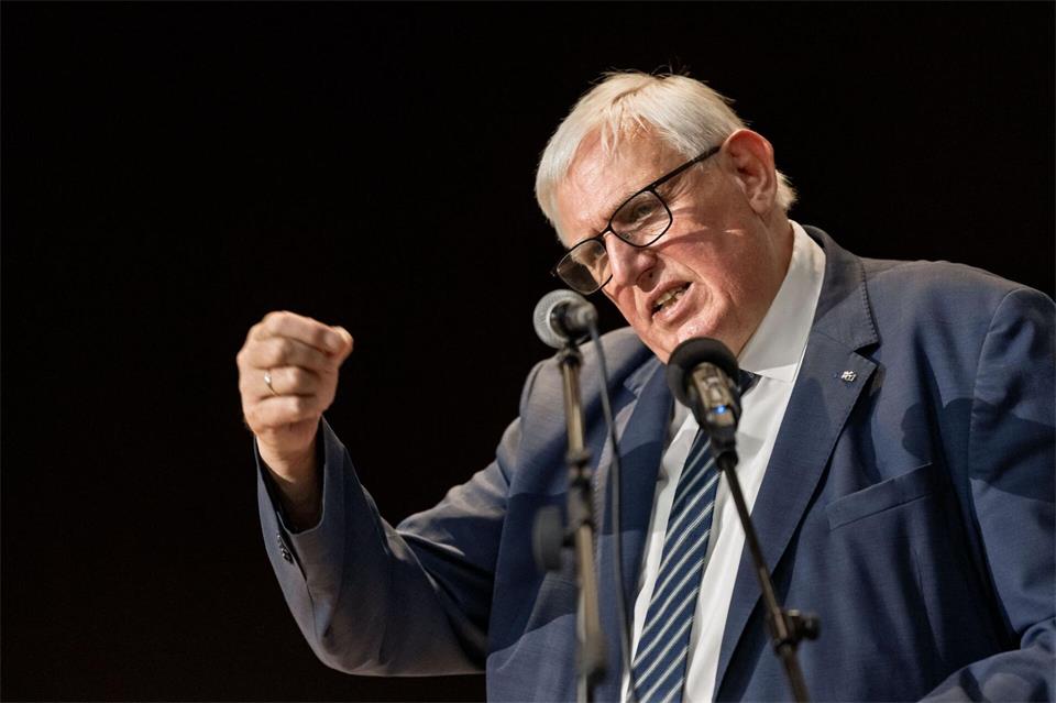 Karl-Josef Laumann (CDU), Sozialminister in Nordrhein-Westfalen, spricht auf dem Landesparteitag der CDU Hamburg.Markus Scholz/dpa