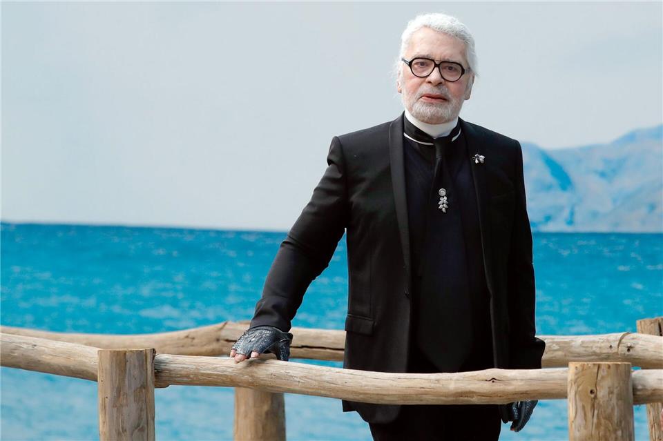 Karl Lagerfeld bei einem seiner letzten Auftritte - im Oktober 2018 im Pariser Grand Palais bei der Präsentation einer Chanel-Modekollektion.Christophe Ena/AP/dpa