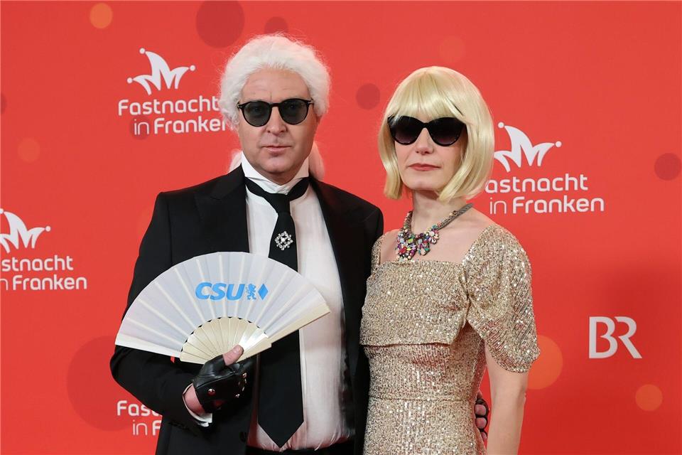 Karl Lagerfeld und Anna Wintour? Falsch - es sind CSU-Generalsekretär Martin Huber und seine Frau.Daniel Löb/dpa