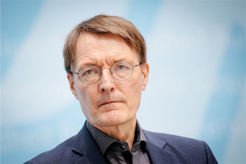 Karl Lauterbach (SPD), Bundesminister für Gesundheit, blickt kritisch zurück auf so manche Corona-Maßnahme.