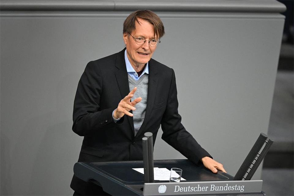 Karl Lauterbach (SPD) berichtete in seiner Rede von Kontakten zu Entwicklern im Silicon Valley.Michael Brandt/dpa
