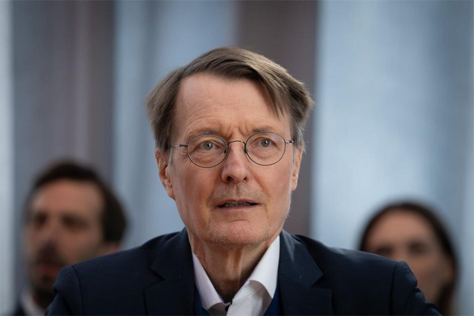 Karl Lauterbach ist gegen eine rot-rot-grüne Koalition in Berlin. (Archivbild)Soeren Stache/dpa