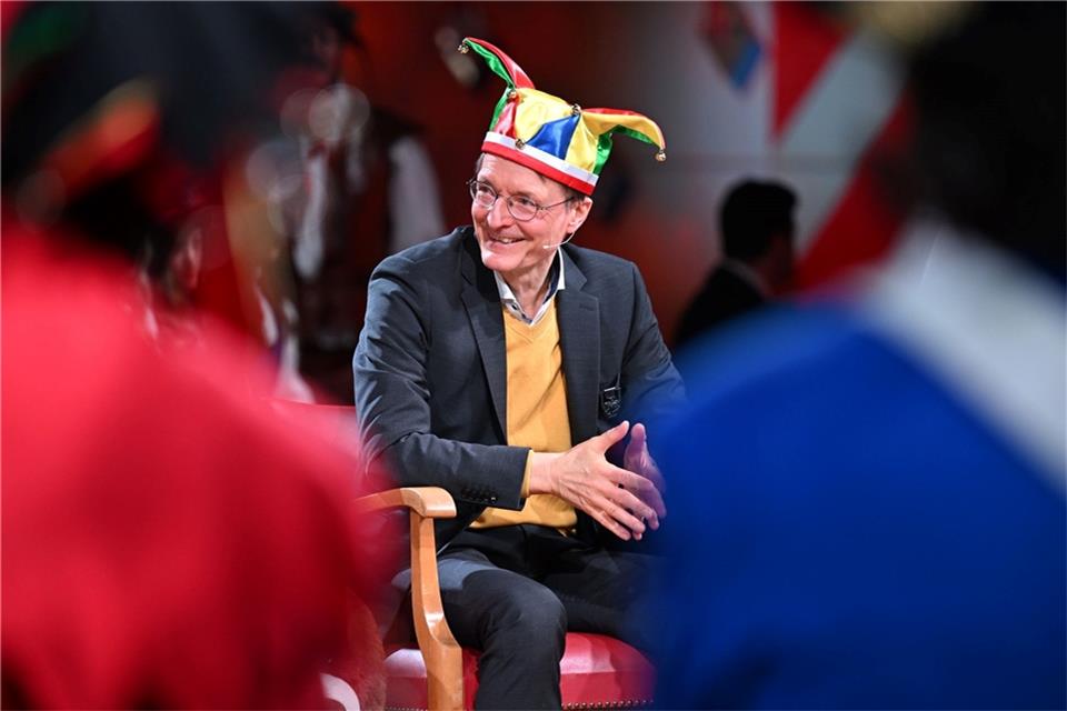 Karl Lauterbach mit Narrenkappe. Er sei eine Unschuld vom Lande, meint der Bundesgesundheitsminister.