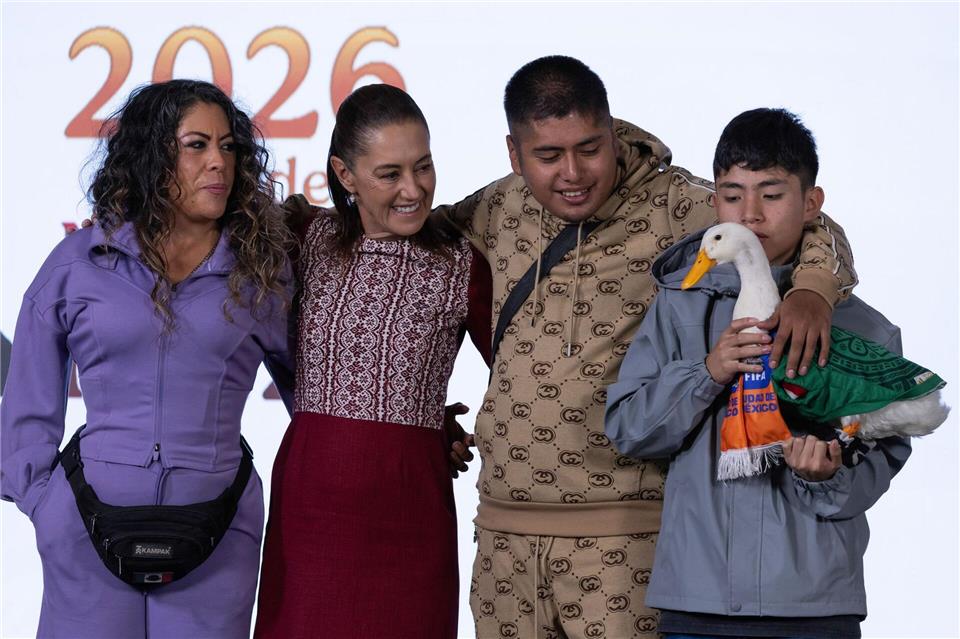 Karla Ivette Gómez, Präsidentin Claudia Sheinbaum, Carlos und Christian (v. links) mit Merlin auf der Regierungspressekonferenz.Cristian Leyva/Zuma Press/dpa