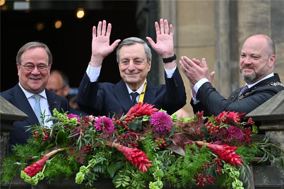 Karlspreis 2026: Mario Draghi vor dem Rathaus – mit Armin Laschet und OB Michael ZiemonsHenning Kaiser/dpa