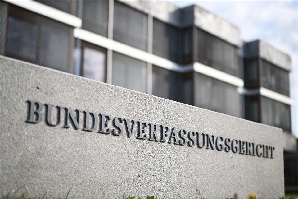 Karlsruhe hat eine Regelung im Aufenthaltsgesetz unter die Lupe genommen. (Archivbild)Uli Deck/dpa