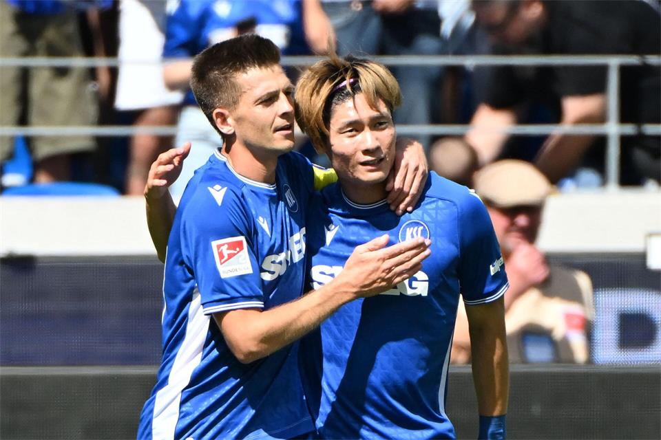 Karlsruher Torschützen unter sich: Kapitän Marvin Wanitzek (l) und Shio Fukuda.Uli Deck/dpa