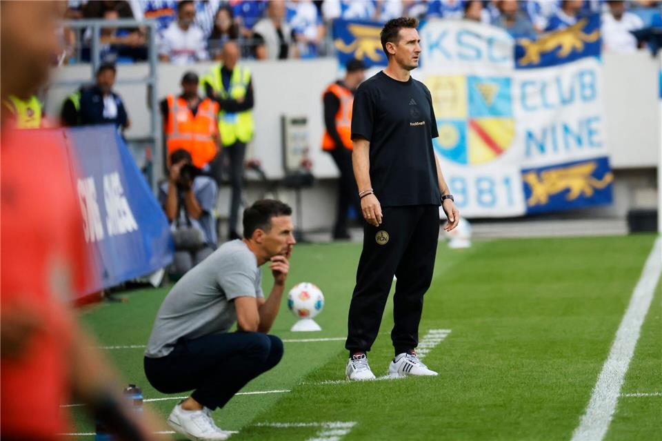Karlsruhes Christian Eichner (l) gewann das Trainer-Duell mit Miroslav Klose.Philipp von Ditfurth/dpa