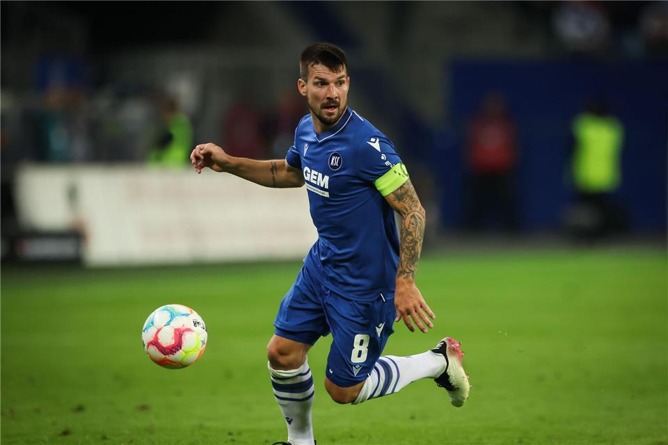 Karlsruhes Ex-Kapitän Gondorf will bei einem Sieg vor Gericht das Geld spenden.Christian Charisius/dpa