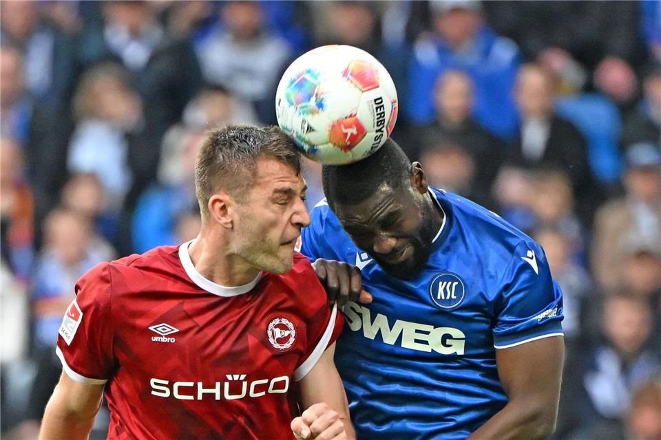 Karlsruhes Stephan Ambrosius (r.) hat sich erneut schwer am Knie verletzt. (Archivbild)Uli Deck/dpa
