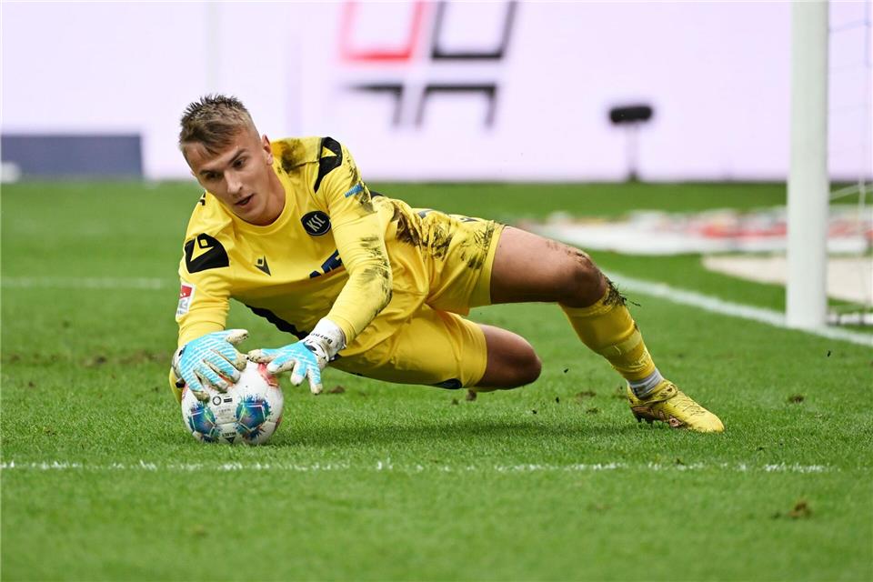 Schalke kassiert Niederlage in der Nachspielzeit beim KSC Karlsruhes Torwart Hans Christian Bernat hatte gegen Schalke viel zu tun. Uli Deck/dpa