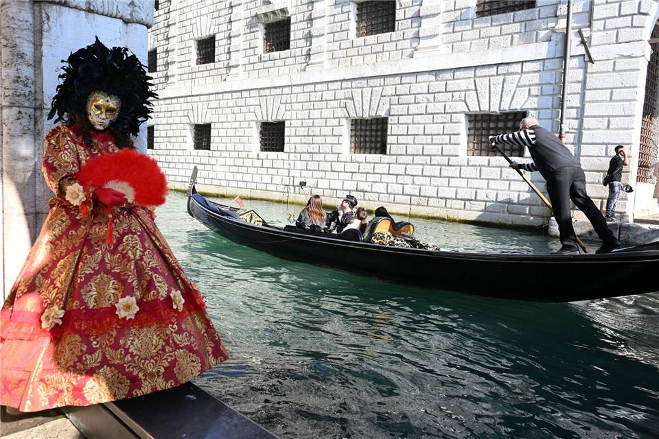 Karneval von Venedig: Maskenzauber am Canale GrandeAlberto Lingria/XinHua/dpa