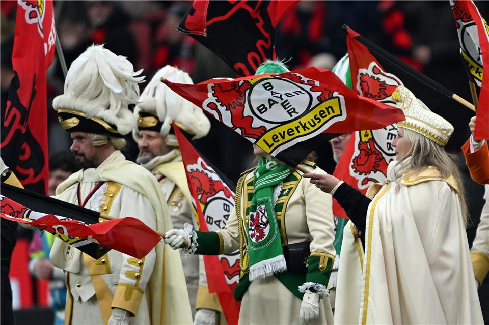 Karnevalisten auf den Rängen. Federico Gambarini/dpa