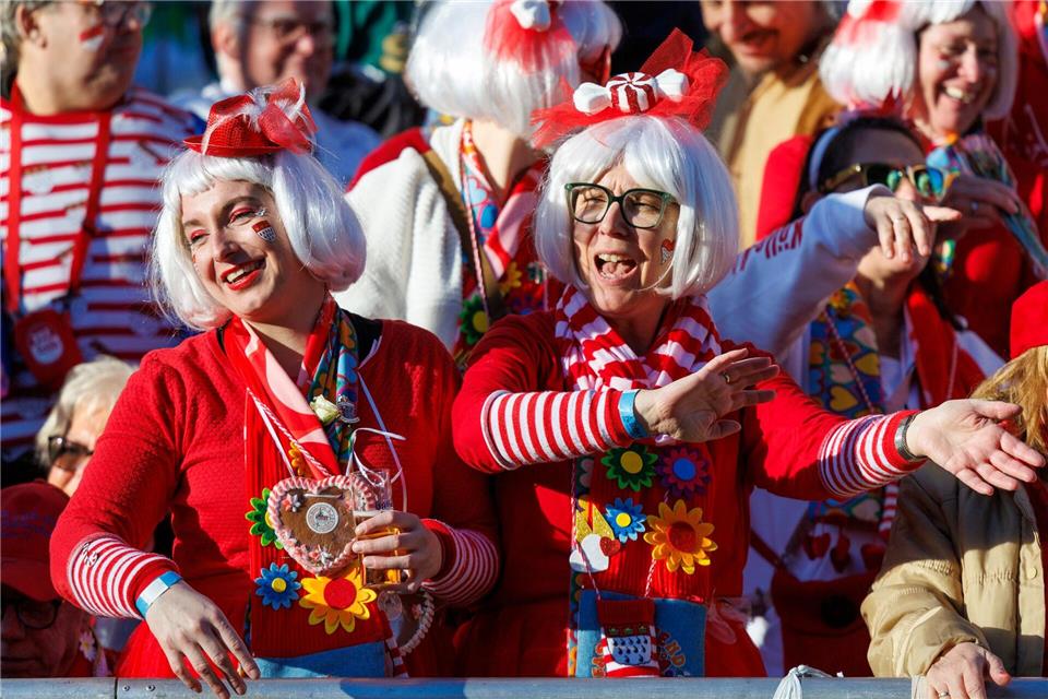 Studie: Karnevalisten geben mehr Geld aus als früher Karnevalistinnen beim Rosenmontagszug 2025: Bald haben sie wieder Grund zum Feiern.Christoph Reichwein/dpa