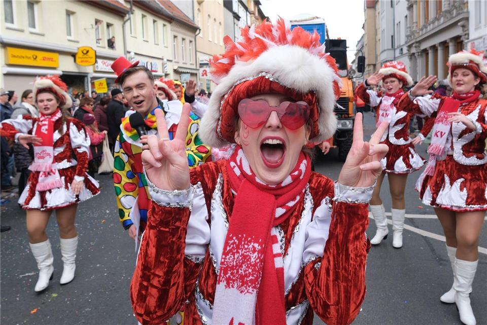 Karnevalistinnen tanzen durch das Stadtzentrum von Köthen. (Archivbild)Sebastian Willnow/dpa
