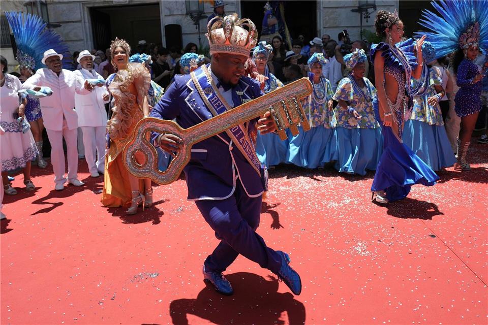 Karnevalskönig Momo tanzt mit dem Schlüssel der Stadt bei einer Zeremonie zur offiziellen Eröffnung des Karnevals in Rio de Janeiro.Silvia Izquierdo/AP/dpa