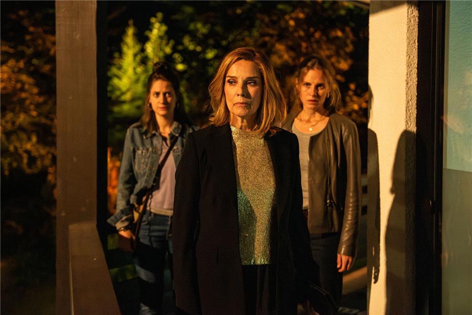 Karola (Désirée Nosbusch, Mitte) bietet den Schwestern Jana (Picco von Groote, rechts) und Verena (Bettina Burchard, links) an, sich um deren Vater zu kümmern.Susanne Bernhard/ZDF/dpa