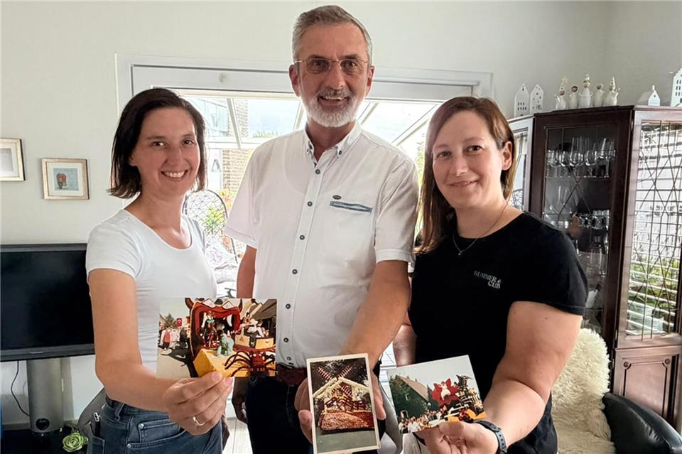 Karoline, Heinz und Christine Kroschner mit Fotos die ihre schönsten Korsoerinnerungen zeigen.