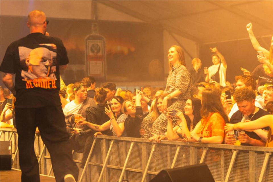 Karpaten feiert wieder: In der Nacht auf Ostersonntag haben die ersten Besucher die Partyzelte zwischen Alstätte und Ottenstein gestürmt. Der Auftakt für sieben Wochen Party und gute Laune in den Karpaten-Zelten.