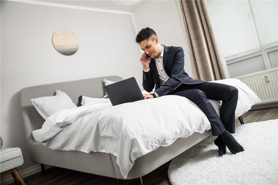 Karriere-Boost oder Beziehungskrise? Ein lukratives Angebot allein reicht nicht. Paare sollten Zeitplan, Treue und Zukunft offen klären.picture alliance / dpa-tmn